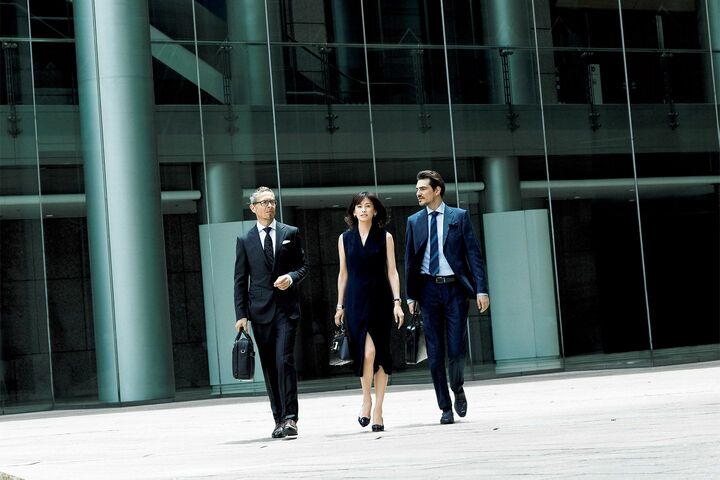 女性／ワンピース￥275,000（アクリスジャパン〈アクリス〉）、時計￥2,450,000（ヴァシュロン・コンスタンタン）、ピアス￥280,000・リング￥880,000（アルテミス・ジョイエリ〈アルテミス･ジョイエリ〉）、バングル￥88,000（セスタンテ〈ホアキン･ベラオ〉）、バッグ￥313,000（ロジェ・ヴィヴィエ・ジャパン）、靴￥97,000（ジャンヴィト ロッシ ジャパン） 男性 左から／“エルメネジルド ゼニア”のスーツ［グレー］￥370,000・シャツ￥39,000・ネクタイ￥24,000・チーフ￥15,000・バッグ￥347,000・靴￥79,000・スーツ［ネイビー］￥370,000・シャツ￥39,000・チーフ￥14,000・ベルト￥45,000・バッグ￥240,000・靴￥89,000・“エルメネジルド ゼニア クチュール”のネクタイ￥29,000（ゼニア）、その他／私物