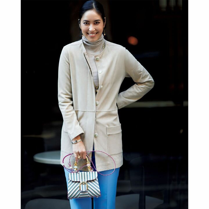 バッグ［縦16×横20×マチ11㎝］￥628,000（デルヴォー・ジャパン）、コート￥210,000（サン・フレール〈レ・コパン〉）、 ニット￥29,000（トラデュイール）、パンツ￥56,000（ドゥロワー 丸の内店〈ドゥロワー〉）、ピアス￥122,000・ネックレス￥1,850,000・バングル（手首側から）￥715,000・￥198,000・リング￥1,160,0 00（ティファニー・アンド・カンパニー・ジャパン・インク）