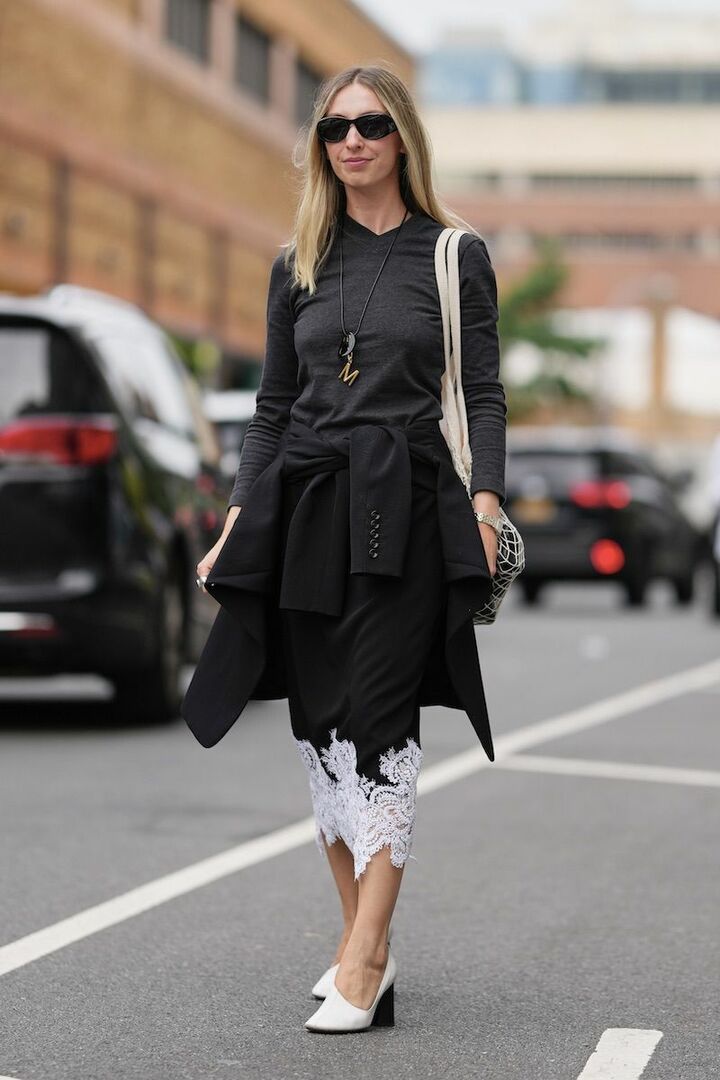 腰に巻いたジャケットがIラインコーディネートにリズムをプラスしてくれます。