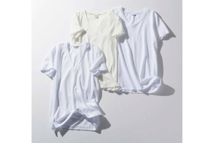 左／［コーディネート使用分］ジャパニーズブランドの一枚とだけあり、日本人女性の体型を熟考したシルエットと着心地。￥6,800（エストネーション＜オーラリー＞）　中／真っ白すぎないオフ白だと、都会的な大人カジュアルが実現します。夏本番も頼れる、薄手でつるんとした着心地。￥6,600（ロンハーマン＜ロンハーマン＞）　右／フロント部分のみをボトムにハーフIN。ラフな気持ちをもちながら、オーバーサイズめで着るのが今っぽい。￥11,000（スリードッツ青山店＜スリードッツ＞）