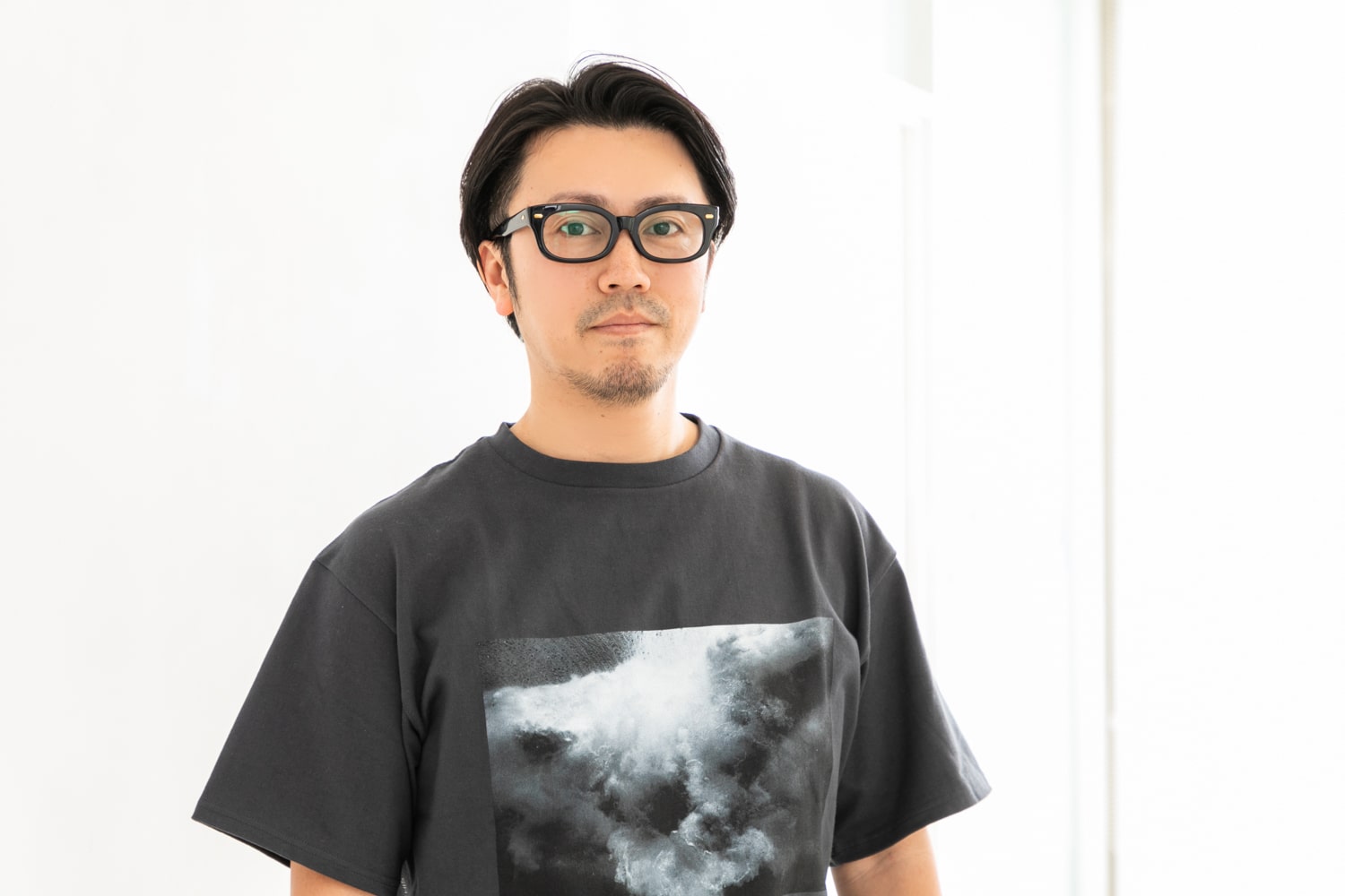 air-AOYAMAの副店長・小宮佑介さん。最近は老化予防のためにトレーニングに励んでいるそう。「仕事帰りにジムで筋トレをしたり、40分の自転車通勤で有酸素運動をしたり。体が資本の仕事なので、元気にサロンに立てるように続けていきたいです」Instagramアカウント@yusuke_komiya_air