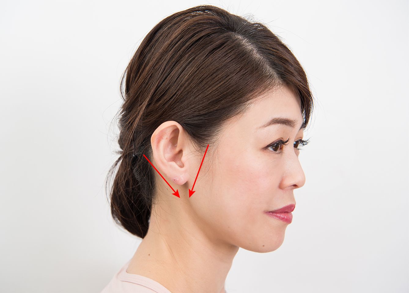 くこするのではなく、優しくなでるように行うので十分。ここを刺激すると疲労解消、免疫力がアップにもつなる。息は止めないこと。深呼吸しながら行うとよりリラックスで、効果もアップ。