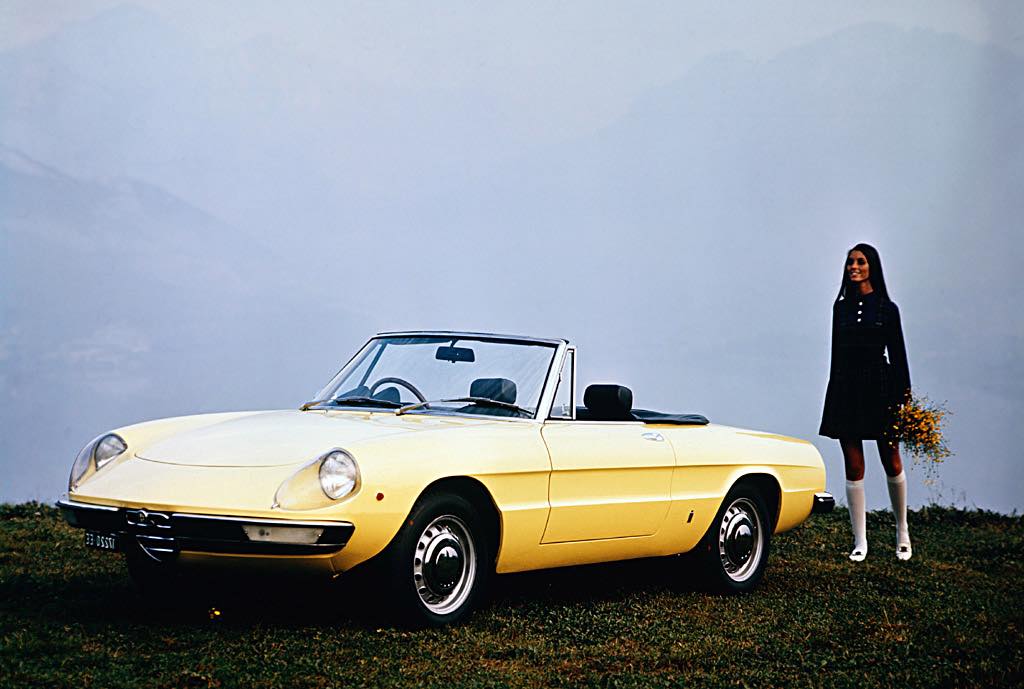 写真の小粋なオープンカーは、イタリアのアルファロメオがつくっていたモデル。もう新車では手に入りませんが、心きらめくオープンカーは、ほかにもたくさんあるんです!