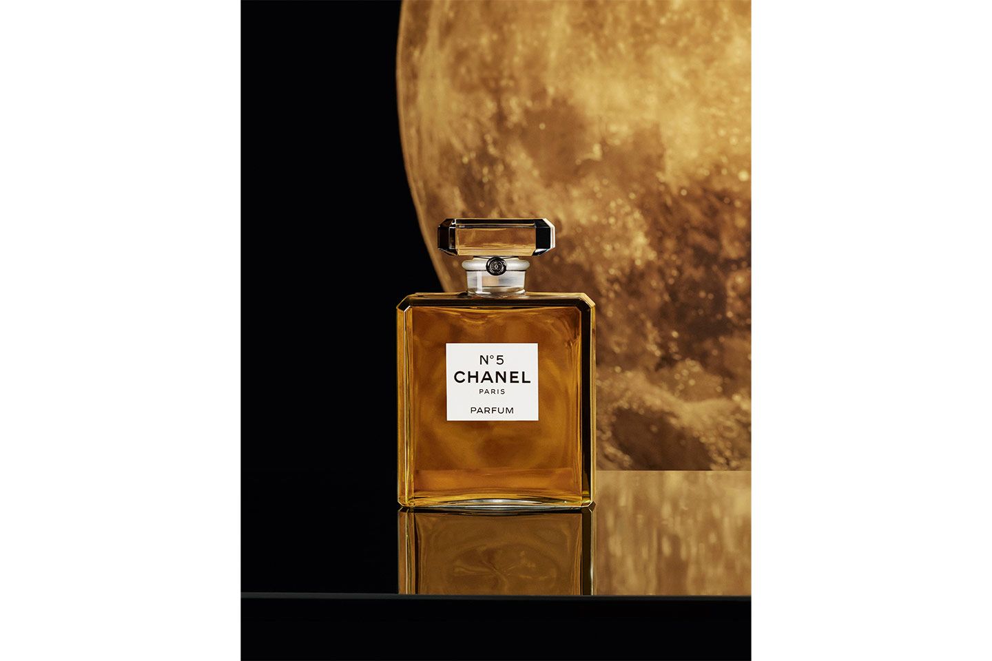 シャネル N°5 オードゥパルファム 100ml ¥17,000 ©CHANEL