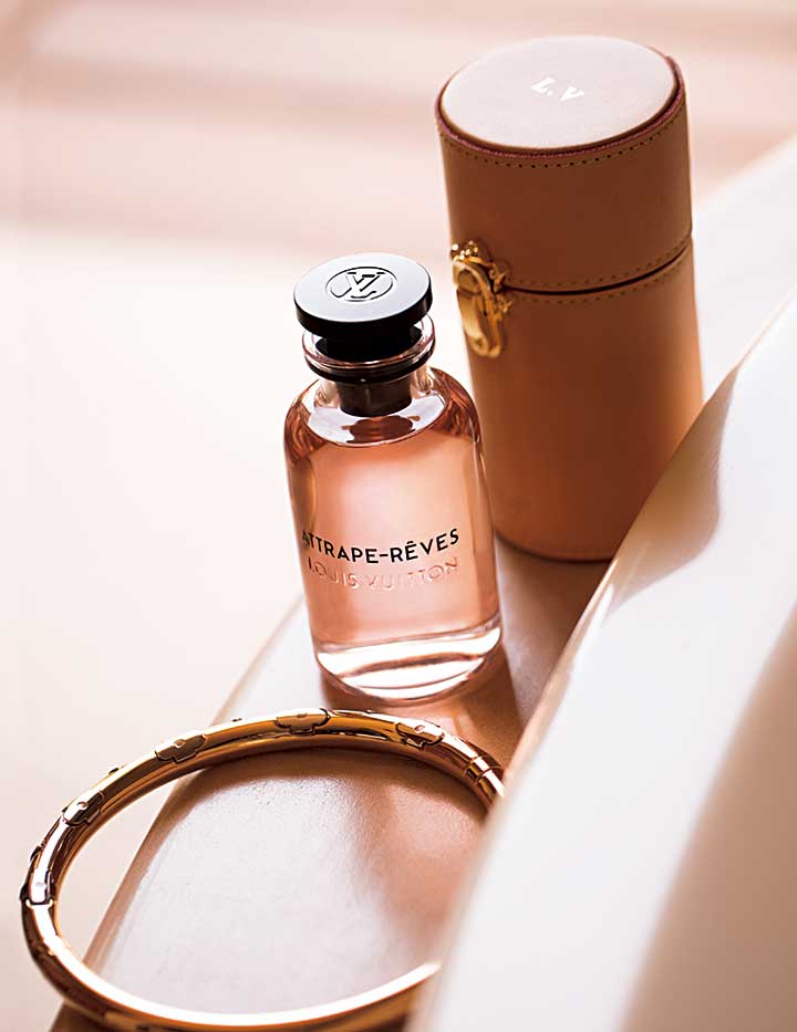 香水『レ・パルファン ルイ・ヴィトン オードゥ パルファン/アトラップ・レーヴ 100ml』¥31,500・トラベルケース ¥59,000・ネックレス¥92,000(ルイ・ヴィトン)