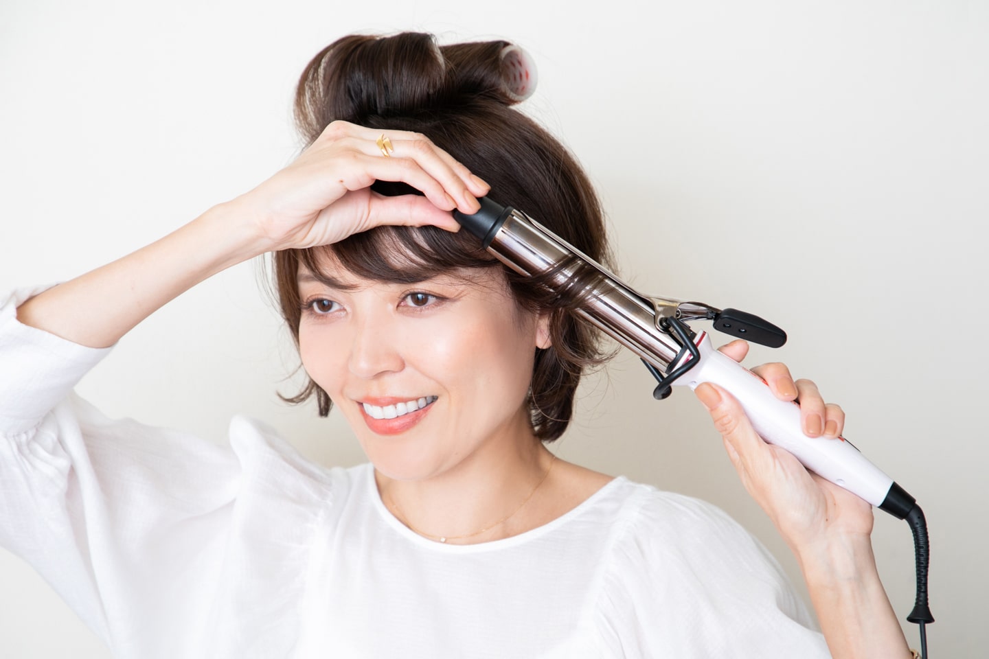 コテは28mmを使用。さっと熱を通すようなイメージでコテを滑らせて。最後にカーラーを外して全体を整えたら完成。