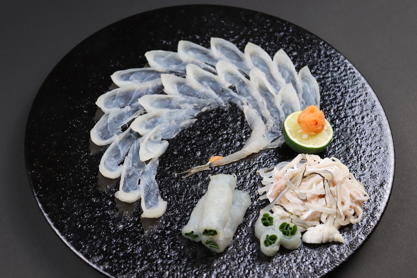 そのプロジェクションマッピングに合わせた先付。鶴の形に盛り合わせた「河豚うす造り」