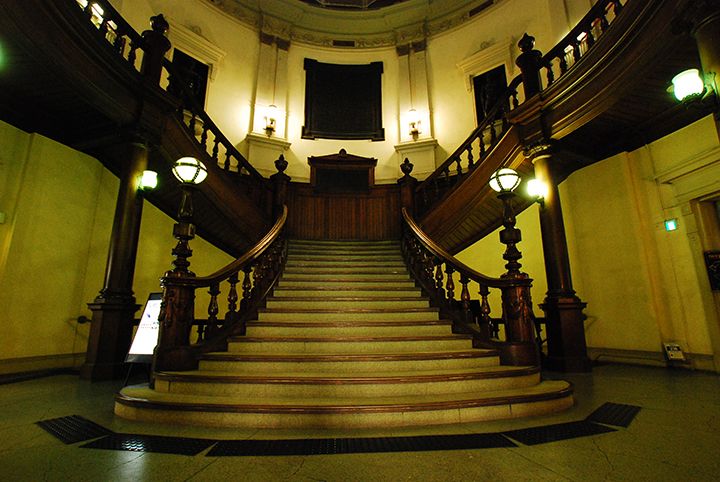「大阪府立中之島図書館」中央階段