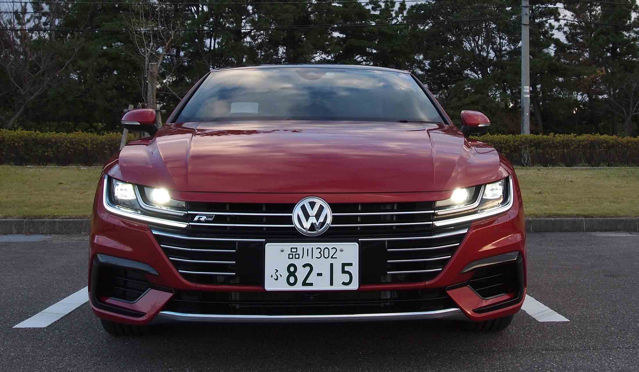 おなじみのVW顔ながら、ワイドなグリルとヘッドライトで、力強い印象を受ける。