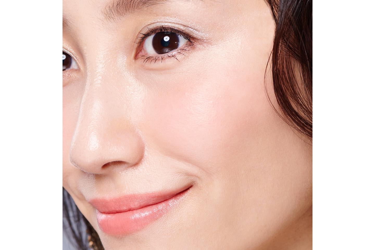 淡い発色のチークカラーをふんわり広げると若作りではないフレッシュさがもたらされる。