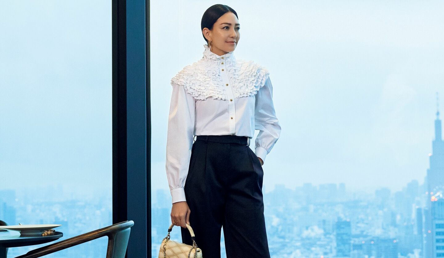 「ルイ・ヴィトン」のシャツとパンツを着用したモデルのRINAさん