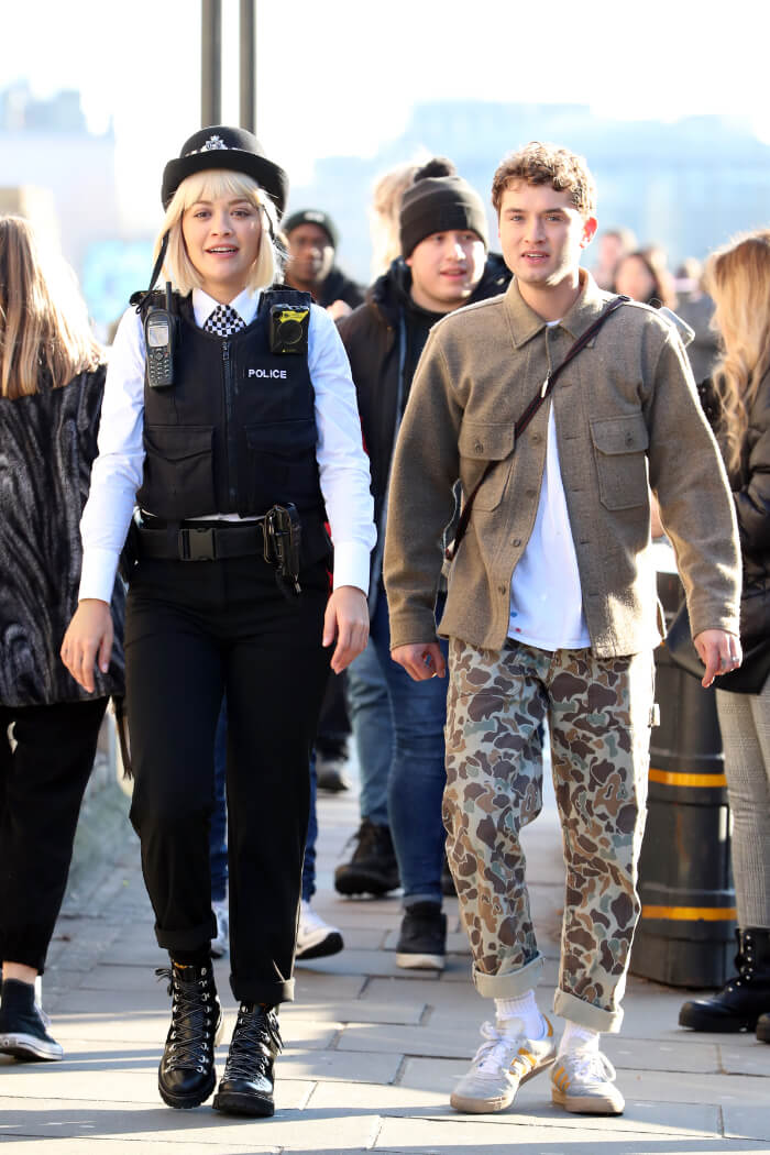 2019年12月 ロンドン撮影中。右は、ラファティ・ロウ。