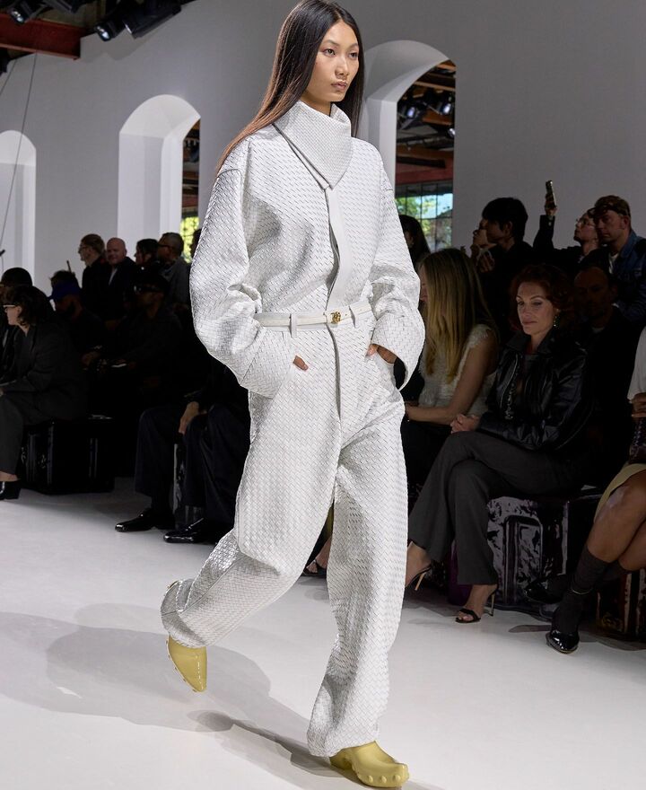 SUMMER 2026 LOOK 14 イントレチャート レザーシャツ￥1,778,700円 、イントレチャート レザーパンツ￥2,098,800