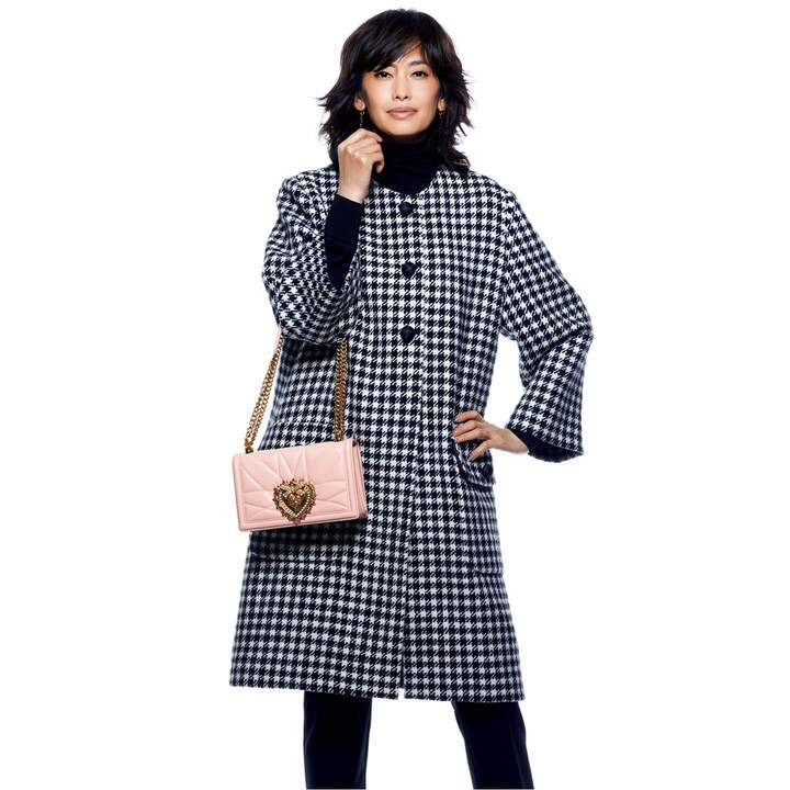 『ディヴォーション バッグ』￥215,000［縦14.5×横21×マチ3㎝］・コート￥259,000・ニット￥75,000・パンツ￥93,000・ピアス￥325,000（ドルチェ＆ガッバーナ ジャパン）