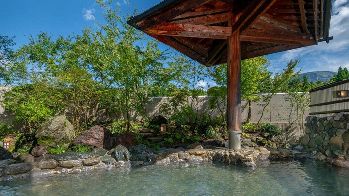 「亀の井ホテル 阿蘇」の大浴場露天風呂。