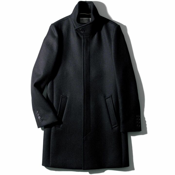 コート￥277,000／サイズ展開：34･36･38･40（フランスサイズ）［ウール100％（表地）］（イヴ･サンローラン〈サンローラン バイ アンソニー･ヴァカレロ〉）　[Precious2018年11月号136ページ]