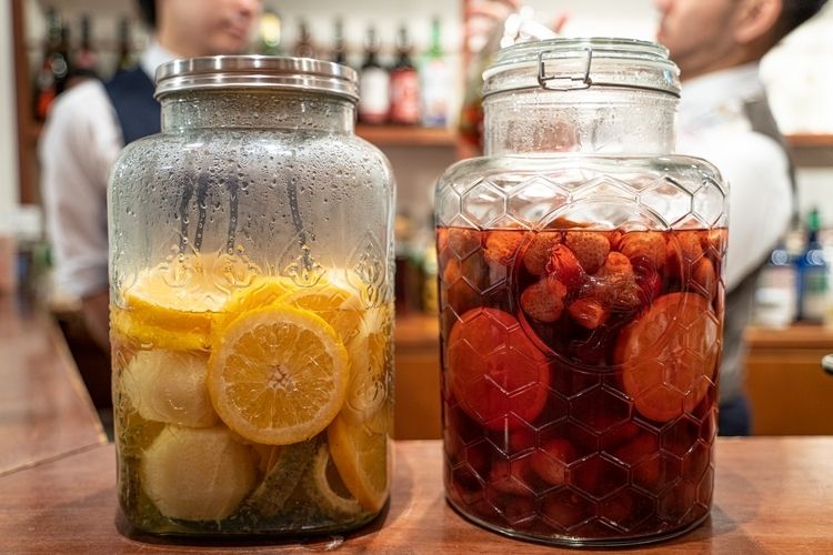 1杯目によく飲まれる自家製の『泡盛サングリア』300円(税抜)。季節ごとに違ったフルーツや野菜を漬け込んでいます