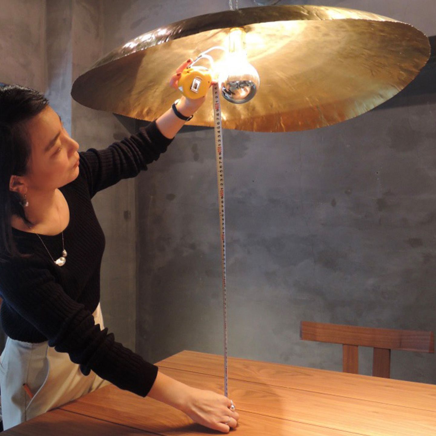 テーブルトップから700〜800mmの高さに電球下がくるぐらいが目安です。このブラスは少し低めの700mmの高さに吊るされていました。