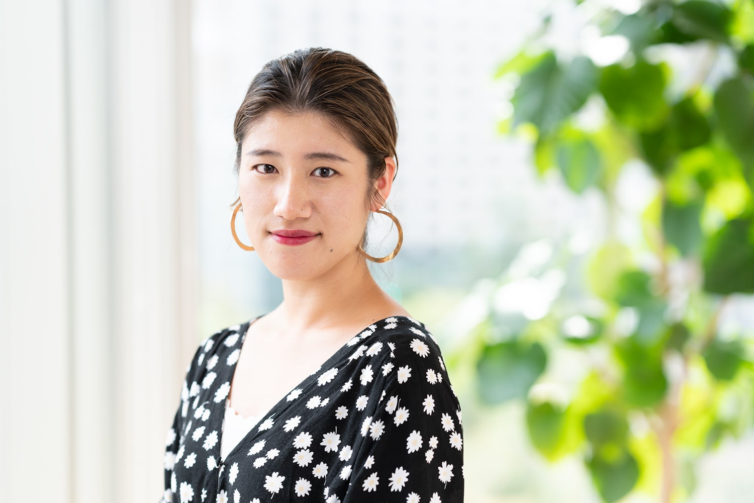 kakimoto arms GINZA カラーリスト・濱園沙耶さん。植物が大好きで、「家の中は生花や観葉植物だらけ。ドライフラワーを花束にして楽しんでいます」