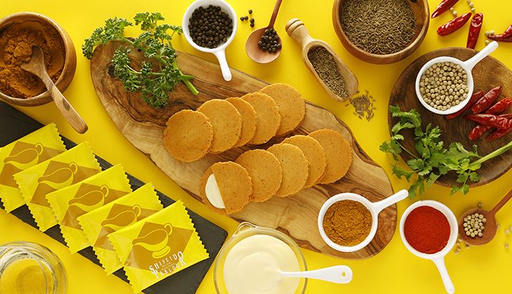 カレー味のおせんべい「【東京駅限定】 東京カリーウィッチ」