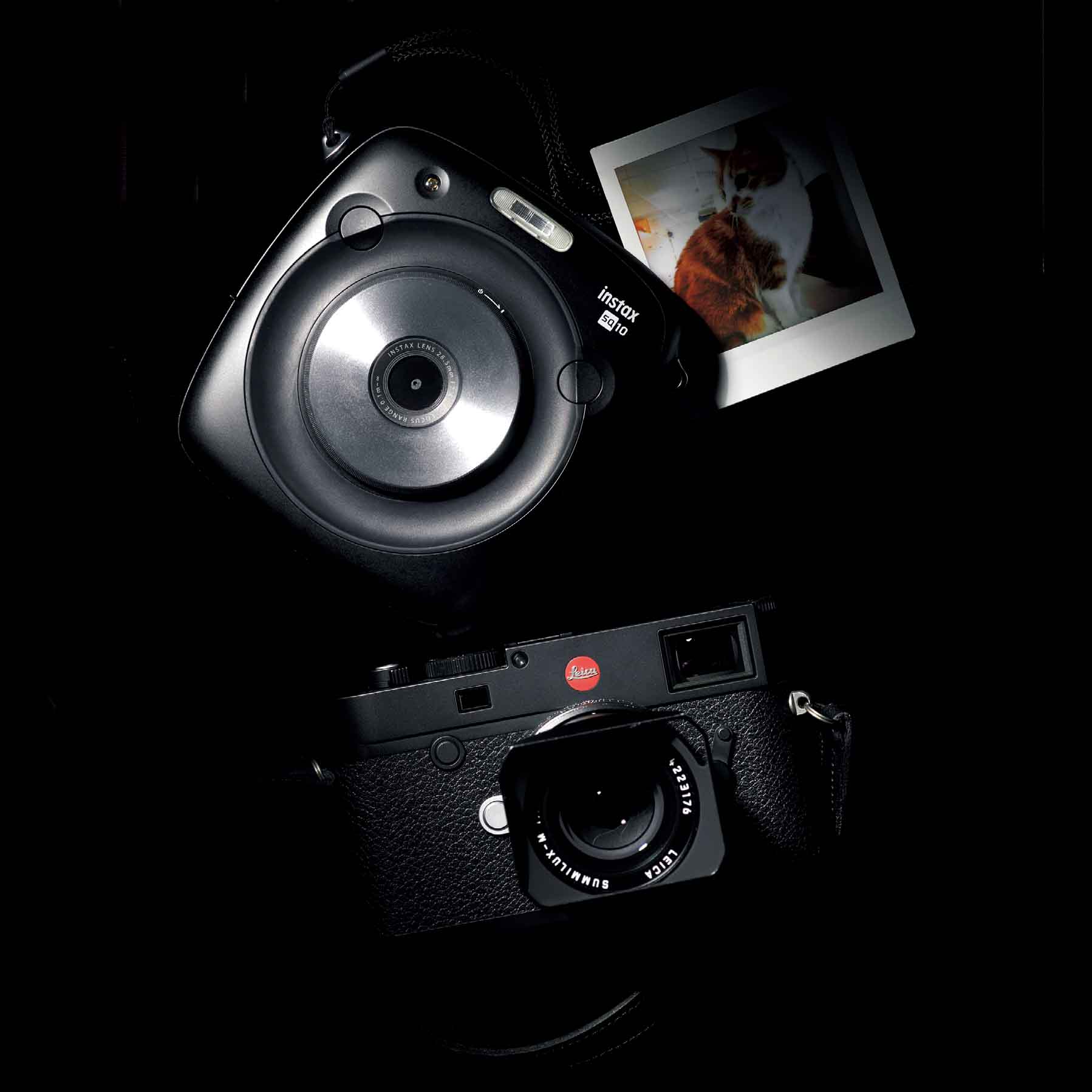 写真上/シックなデザインも魅力。モデル名:『instaxSQUARE SQ10』オープン価格(富士フイルムお客様コミュニケーションセンター〈instaxチェキ〉) 写真下/モデル名:『ライカM10』と『ズミルックスM f1.4/35mm ASPH. 』 色展開:ブラッククローム(写真)とシルバークローム ボディ¥880,000・レンズ¥620,000※シルバーは¥640,000(ライカサポートセンター)※参考価格