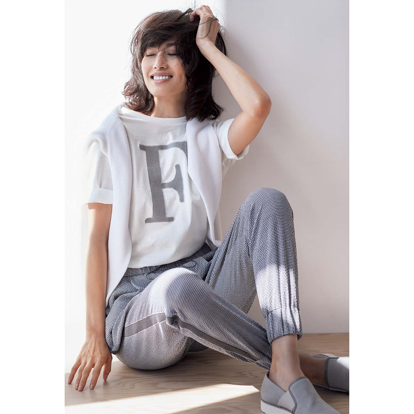 Tシャツ¥38,000・肩にかけたニット¥86,000・パンツ¥89,000・靴¥64,000(アオイ〈ファビアナフィリッピ〉)