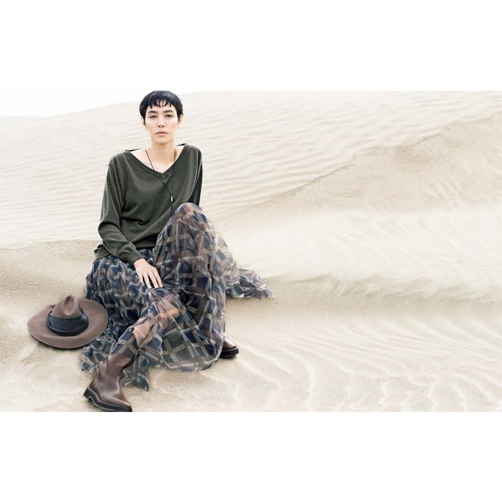 ニット/Precious創刊15周年記念コラボ商品・スカート・ペンダント・帽子・靴(ブルネロ クチネリ ジャパン) 撮影/浅井佳代子 BY:『Precious12月号』小学館、2019年
