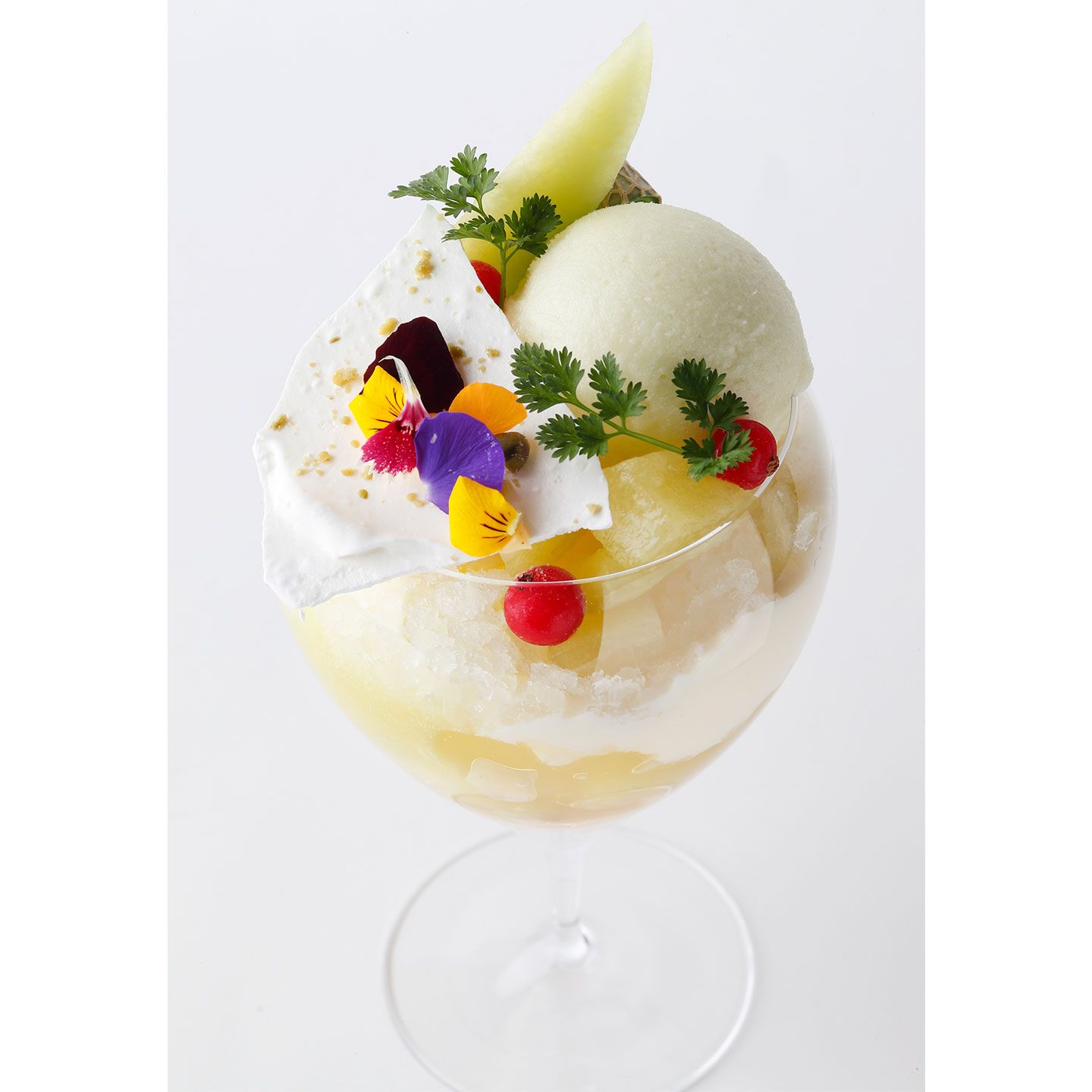 6月限定パフェ「旬のメロンたっぷりのラグジュアリーパフェ」¥1,800・カフェセット¥2,300(税込) ※サービスチャージ10%別途