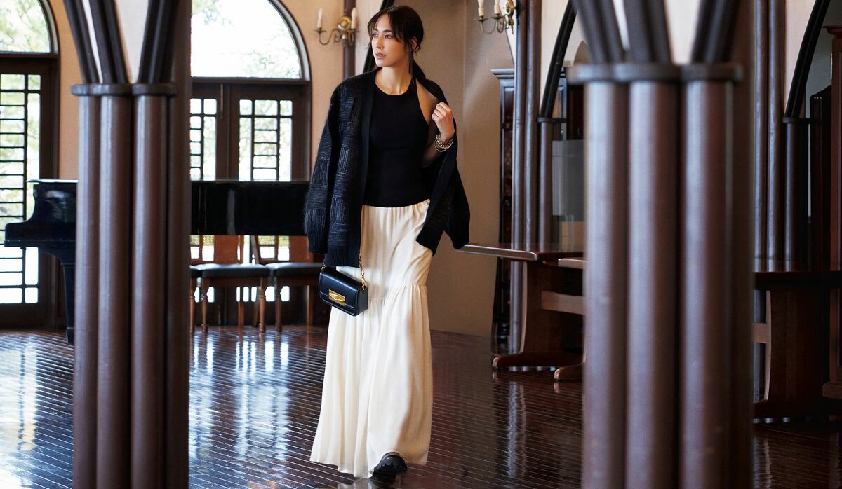 マックスマーラ」の揺らめく白スカートで、シックなモノトーンを  