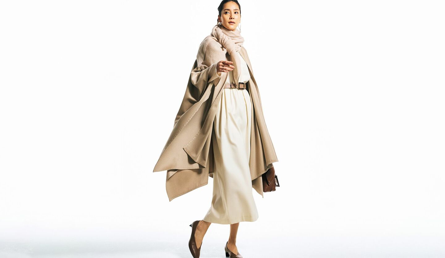 ミカコ ナカムラのケープを着用したモデル