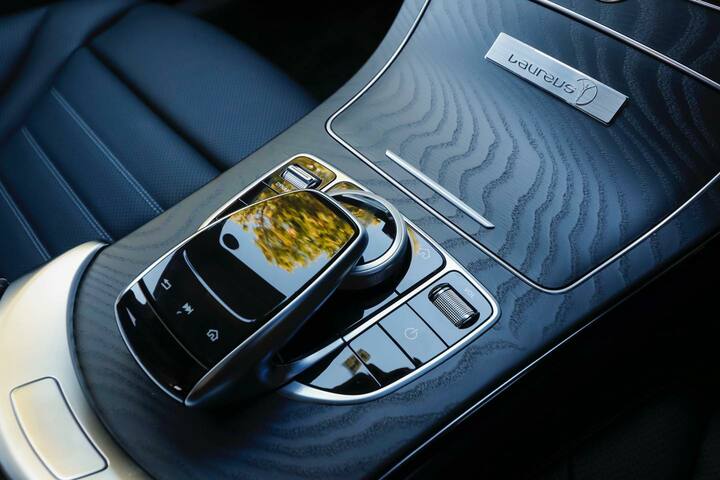ブラックアッシュウッドの内装、センターコンソールの下部には、ローレウスのエンブレムが付く。