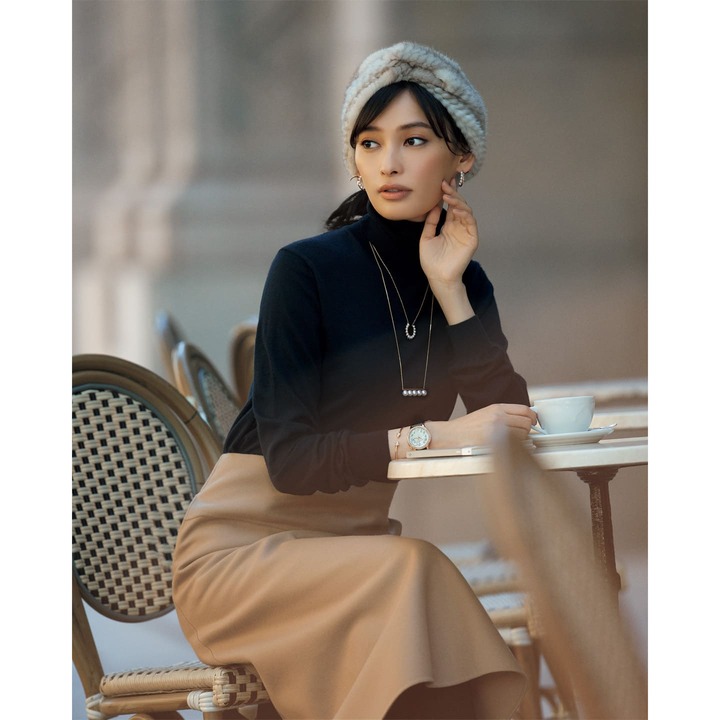 ニット￥25,000（スローン）、スカート￥68,000（ドゥロワー 六本木店〈ドゥロワー〉）、ヘアバンド￥60,000（ドゥロワー 青山店〈ドゥロワー〉）、ピアス￥210,000・ネックレス［短］￥204,000［長］￥450,000・バングル￥300,000（TASAKI）、時計￥3,140,000（ヴァシュロン•コンスタンタン）、タイツ／私物