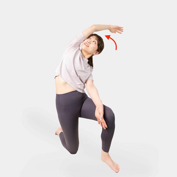 右肘を見るように顔を上げる