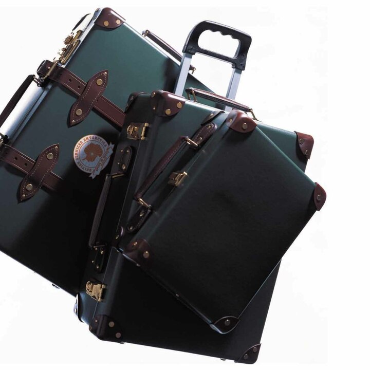 ブリティッシュグリーン×ブラウンレザーの英国的な配色バランスで、早くも話題を集めたスペシャルモデル『エクスペディション』。写真右から、13インチミニユーティリティケース［H32×W24×D12㎝］・18インチトロリーケース［H45×W35×D18㎝］・21インチトロリーケー［H54 ×W39×D17㎝］※参考商品