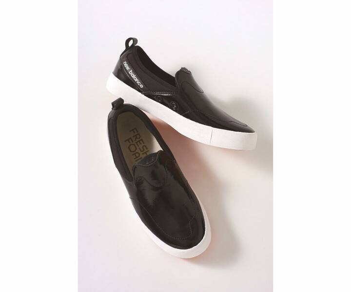 シンプルでいて普通に見えない、さりげない最旬ディテールが光るスリッポン。タイツと合わせ、きれいめな着こなしを楽しんでも。靴［エミ別注／2018年12月中旬発売予定］￥9,000（税抜）