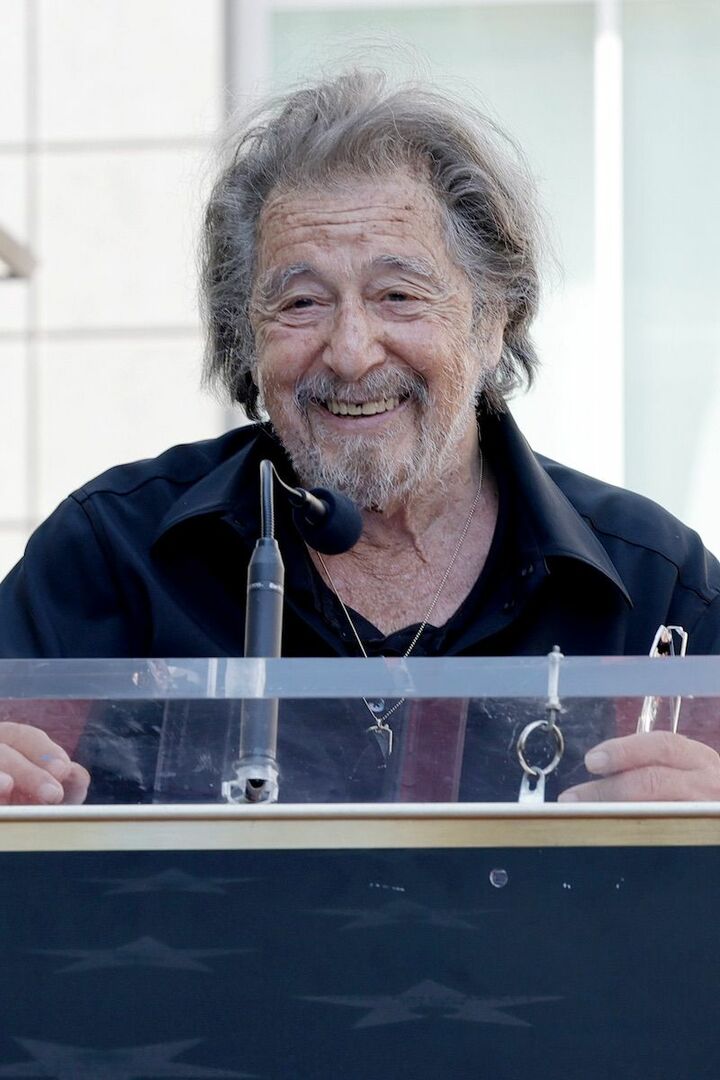 映画『Assassination（原題）』などで共演したジェシカ・チャスティンが星を獲得し、スピーチを行うアル・パチーノ。