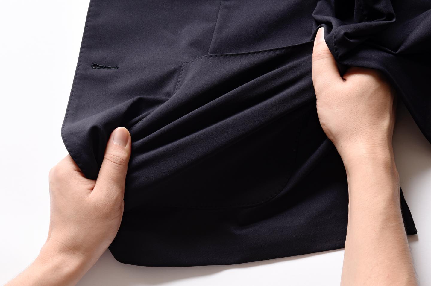 言わずもがな、ストレッチ性は高く快適な着こなしが可能だ。