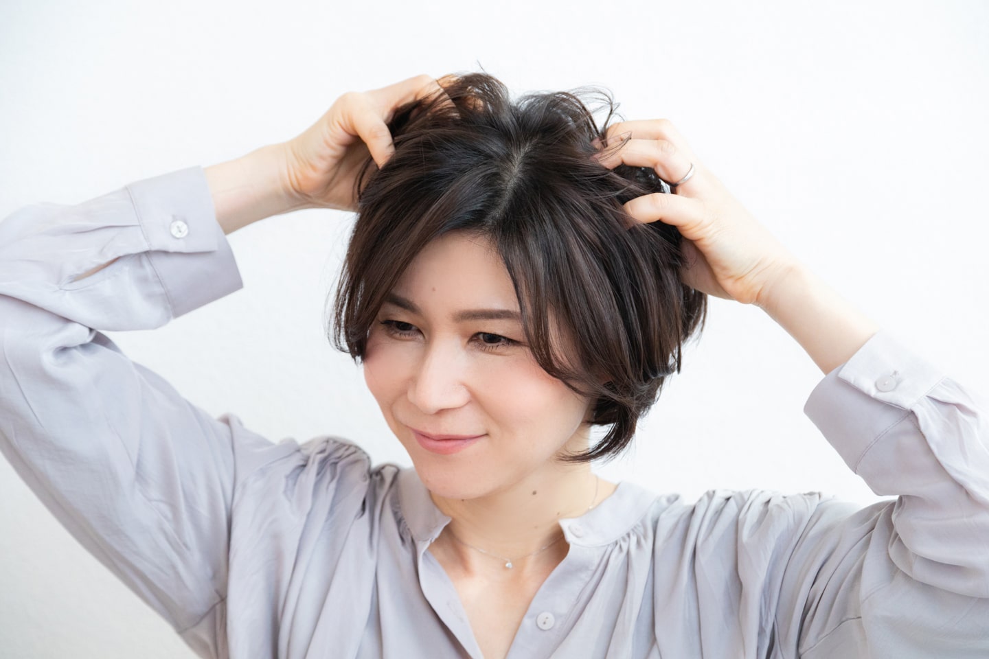 ファイバーワックスとヘアオイルを1:1で混ぜ、手のひらにのばして全体にもみ込み整える。