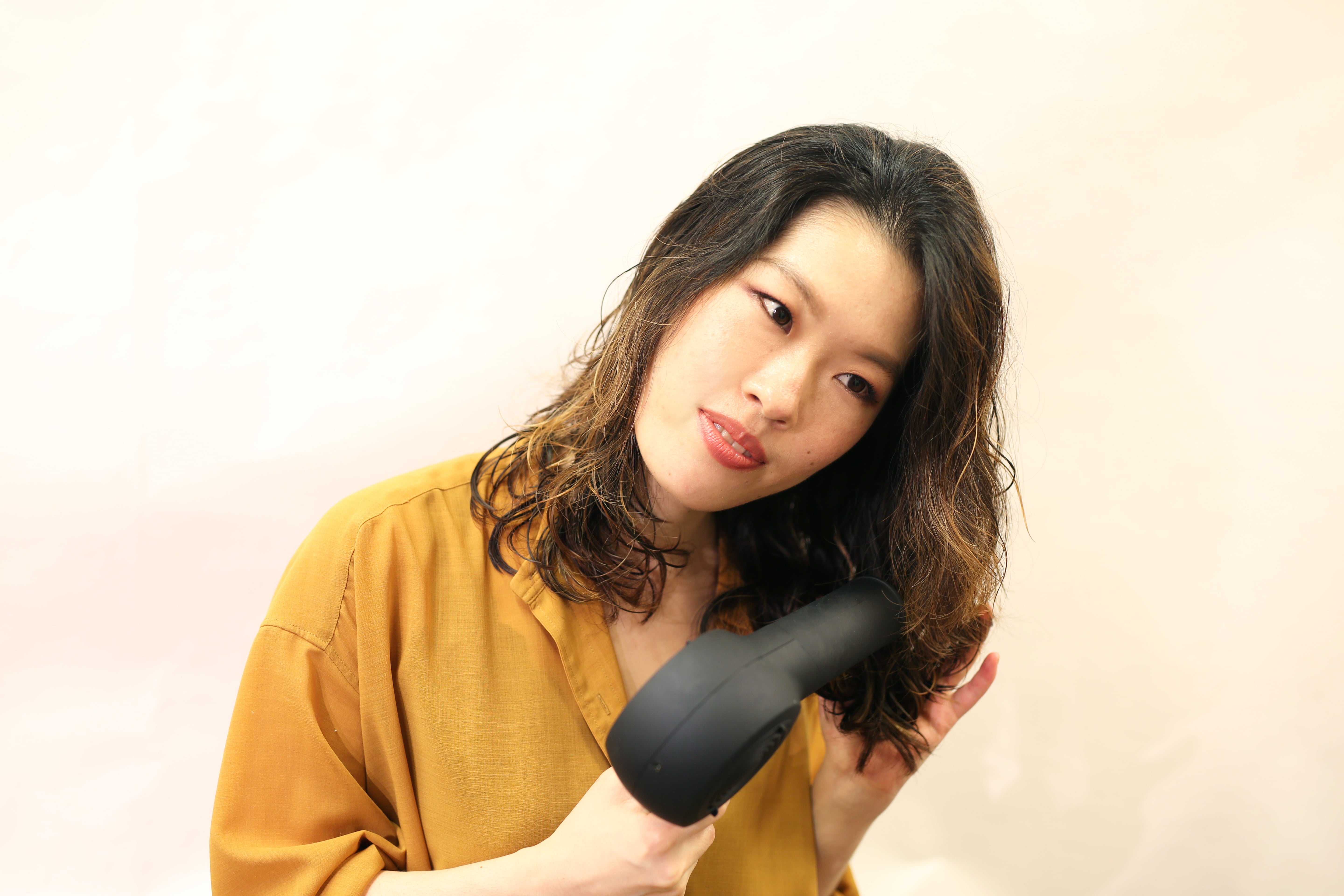 髪の内側、外側から温風をまんべんなく当てる。