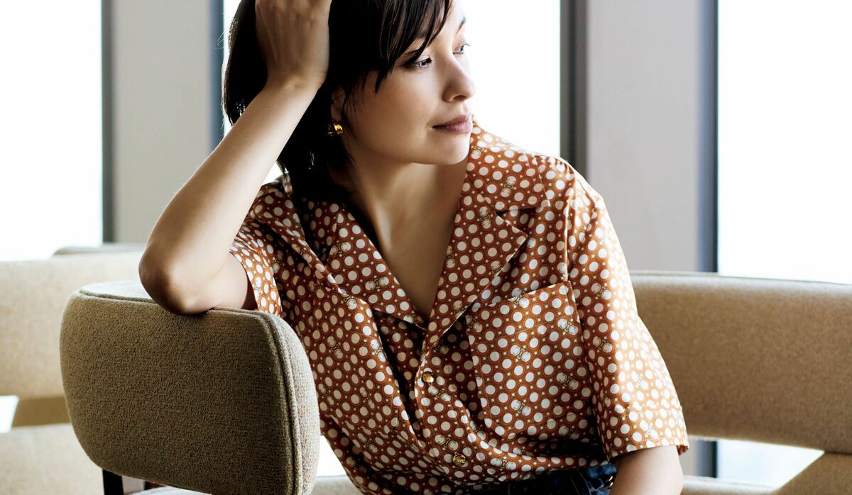 9/7 Sun｜「セリーヌ」のシルクシャツとデニムパンツで、くつろいだ