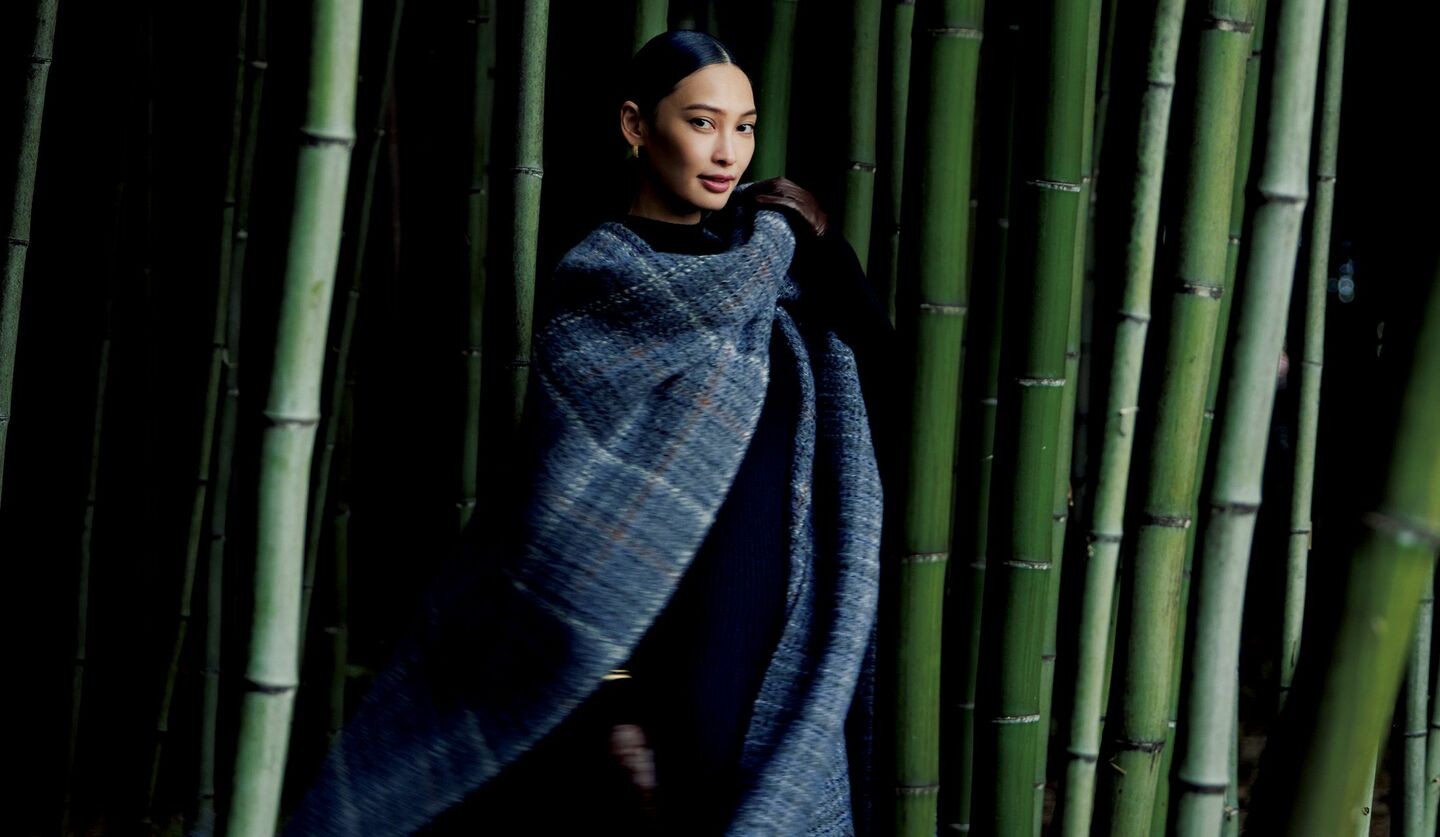 「ジョンストンズ オブ エルガン」のケープをまとった大政 絢さん