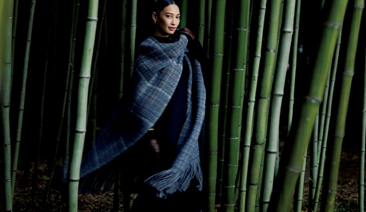 大政 絢さんがまとう、質感豊かなケープの装い