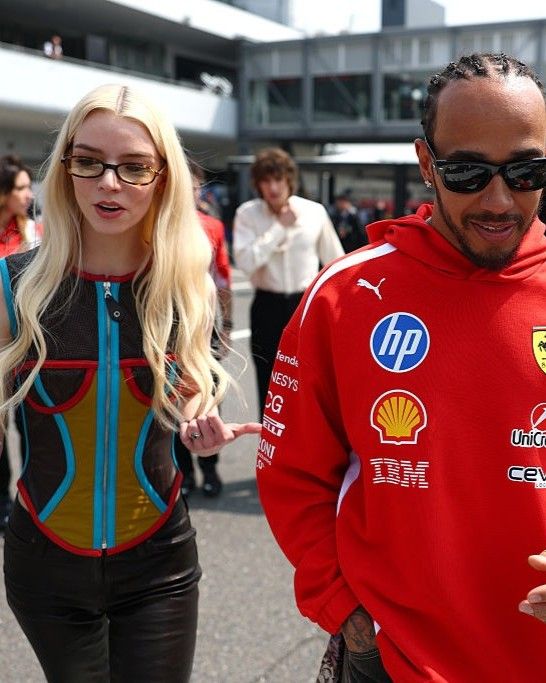 右／フェラーリのルイス・ハミルトン選手と共にパドックでスナップされていたのは、モデルのアニャ・テイラー＝ジョイ。Photo by Clive Mason/Getty Images