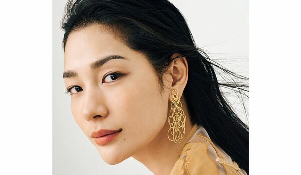 涼やかなラグジュアリー感を授ける「ブチェラッティ」のピアス｜重なり合うリングが織りなすエアリーな迫力を耳元に