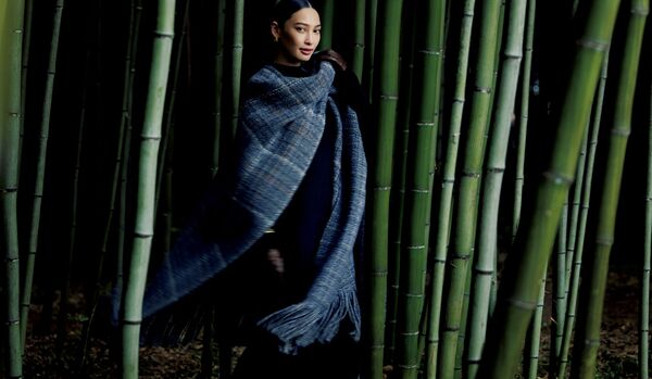 シンプルな装いは、風合い豊かな「ケープ」でドラマティックに魅せて｜カジュアルになりすぎない洗練スタイル