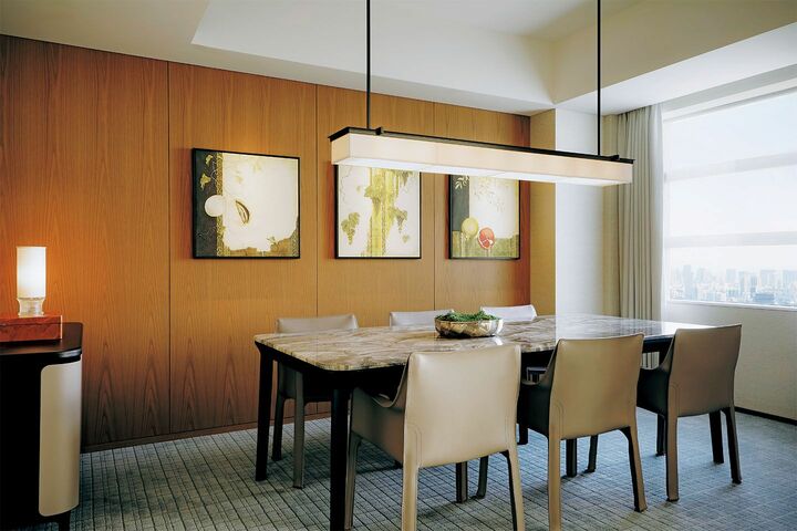 キッチンを備え、ダイニングエリアも広々。