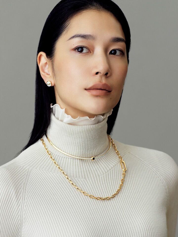 シアータートルにリブタートルをレイヤードしたモデルの大塚まゆかさん