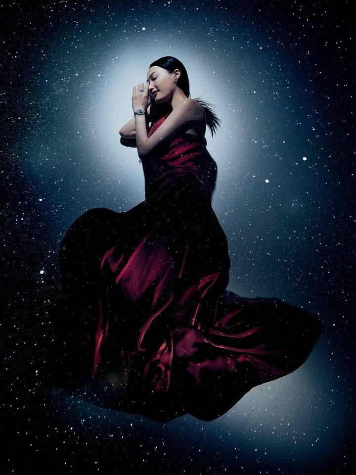 「ハリー・ウィンストン」の時計『アルティメイト・エメラルド・シグネチャー』を着用した大政絢さん