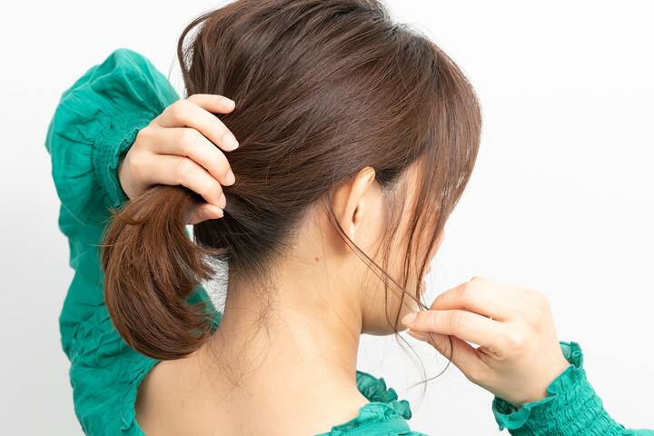 後れ毛になる毛束を、両サイドのもみあげと耳の後ろからひとつまみずつ残しておく。
