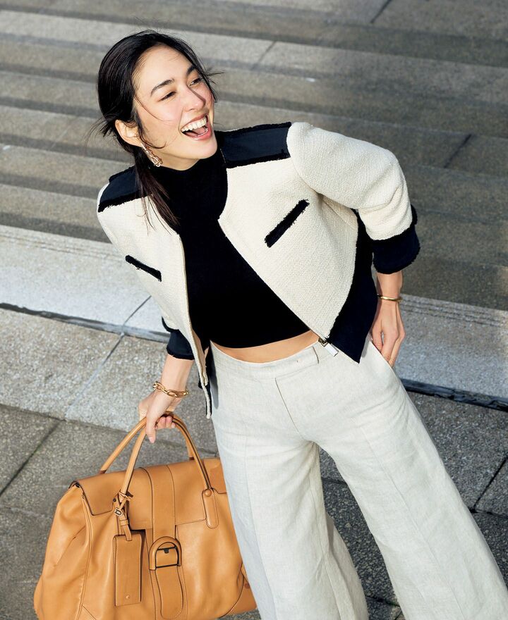 「マックスマーラ」のノーカラージャケットを着用したモデルの立野リカさん